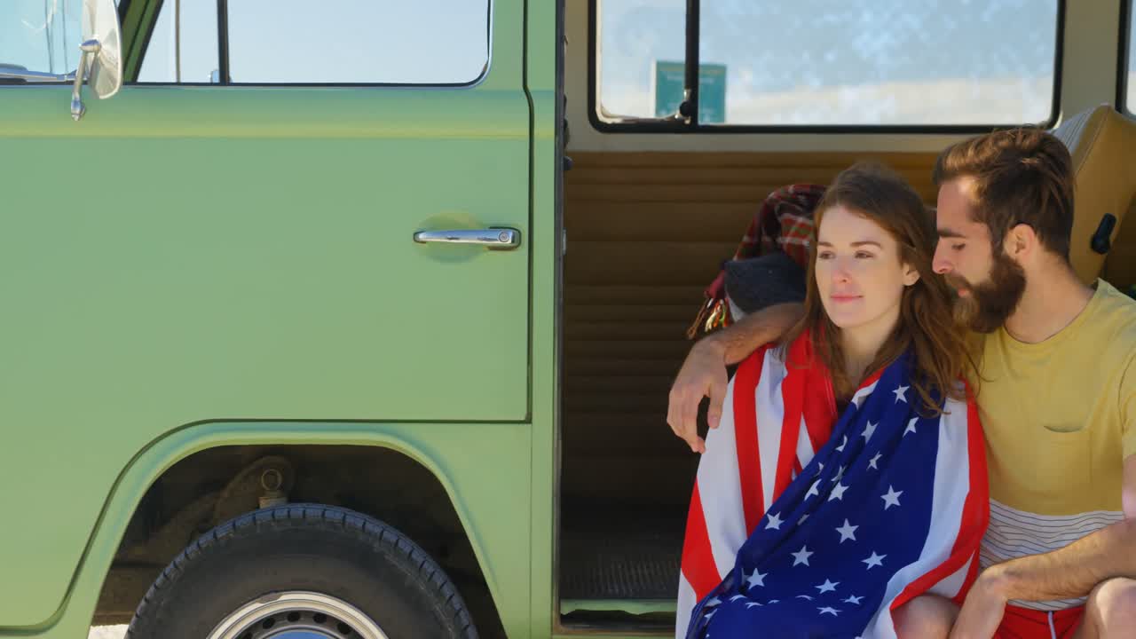 ⁇ 은 날 4k에 밴에서 서로 상호 작용하는 젊은 커플