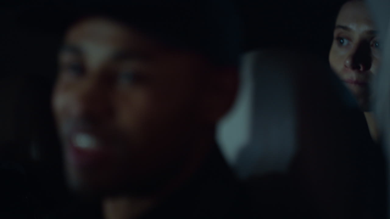 oficiales de policía en un coche de patrulla