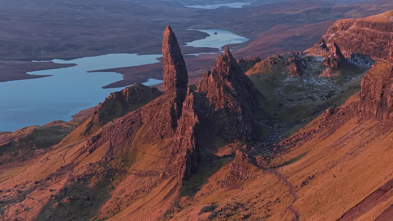 Old Man of Storrin upea auringonnousumaisema Skye-saarella