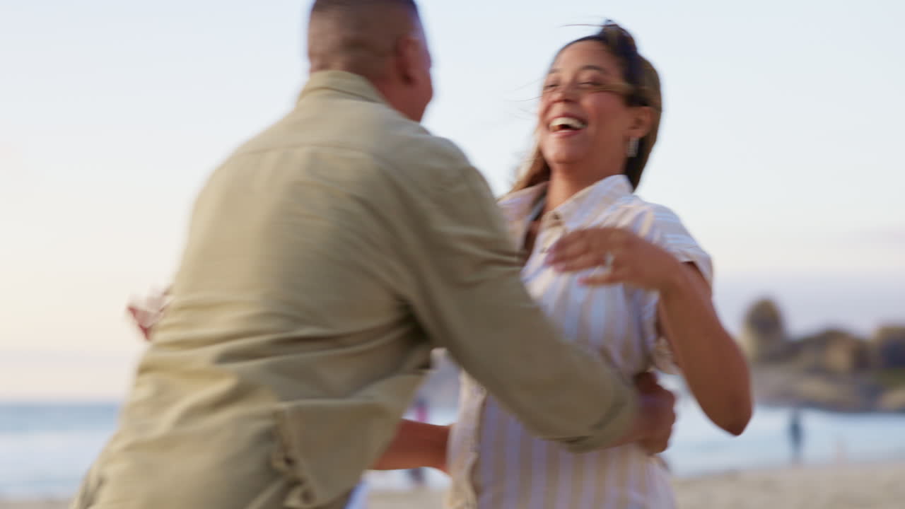 임신, 해변과 포옹, 행복한 커플