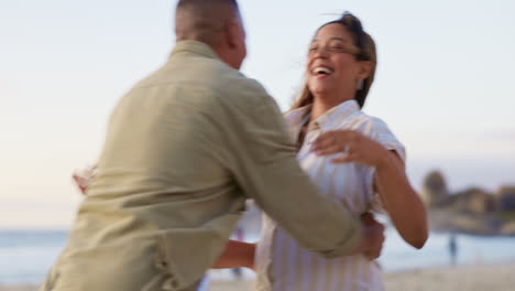 embarazo, playa y abrazo, pareja feliz