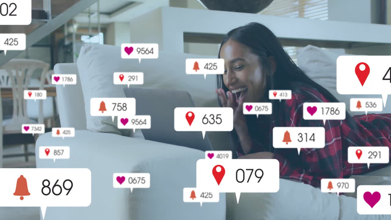 animación de iconos y procesamiento de datos sobre mujer biracial usando computadora portátil