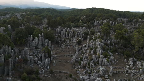 las formaciones rocosas inusuales dominan el paisaje del campo.