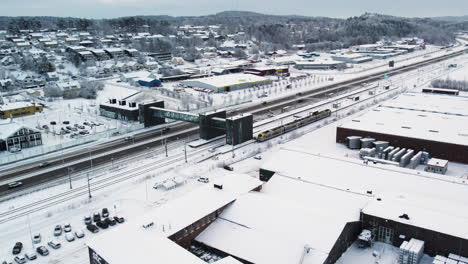 Ruta-Europea-E45-Y-Estación-De-Tren-Con-Alrededores-Cubiertos-De-Nieve-En-Invierno