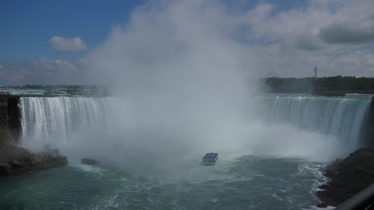 호스쇼 폭포 위의 안개 니아가라 폭포 캐나다와 보트