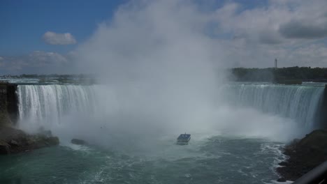 nube sobre las cataratas de la herradura las catarates del niágara canadá con barco
