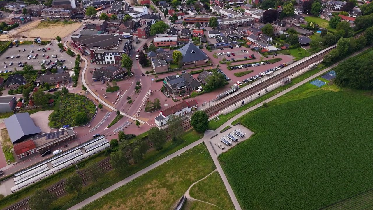 Pienen eurooppalaisen kaupungin ja rautatieaseman ilmakuva