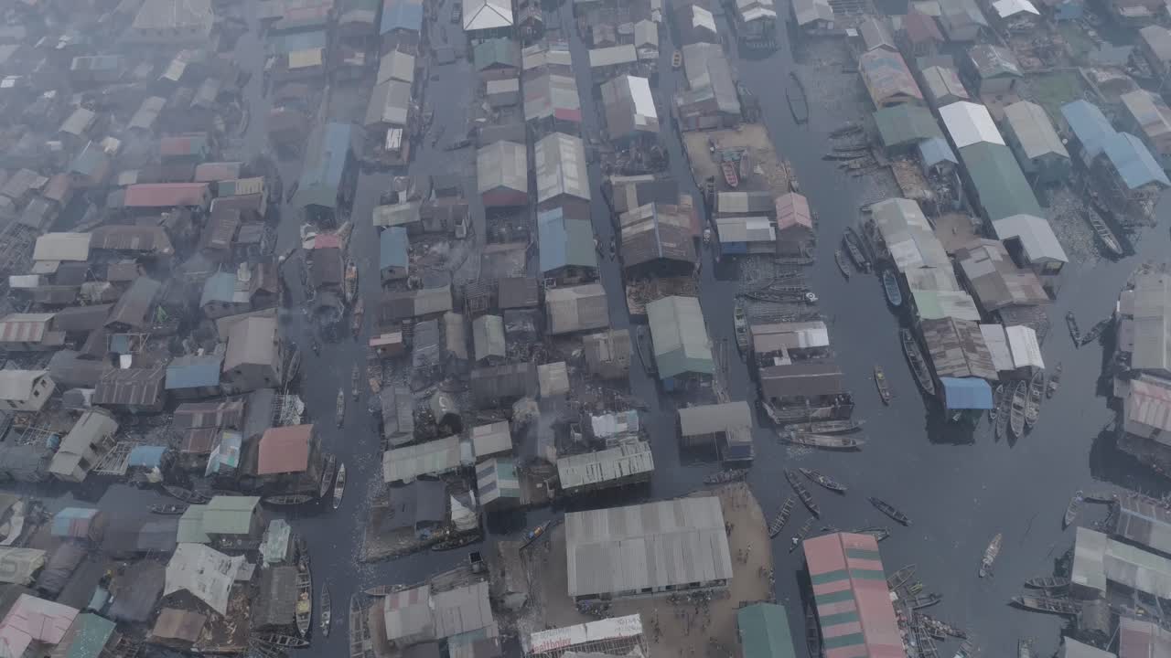 primer plano de la vista de ariel de una comunidad de tugurios en lagos, nigeria