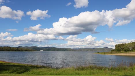 el lapso de tiempo de las nubes sobre un lago tranquilo