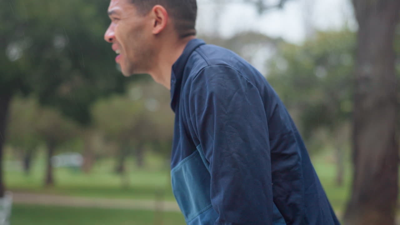 비가 오는 날 에 공원 에 있는 사람