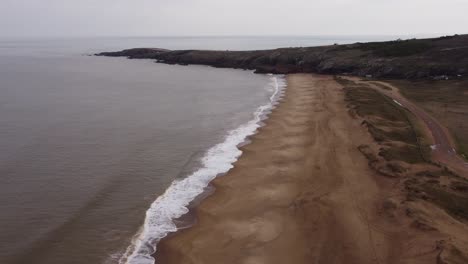 Vista-Aérea-Del-área-De-Punta-Ballena-Con-Playa-De-Arena-En-Punta-Del-Este-Durante-El-Día-Nublado,-Uruguay