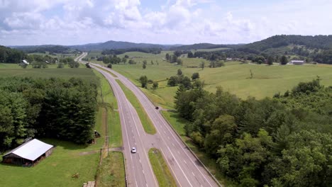 Carretera-A-Las-Afueras-De-Galax,-Virginia-En-La-Antena-De-Las-Montañas-Blue-Ridge