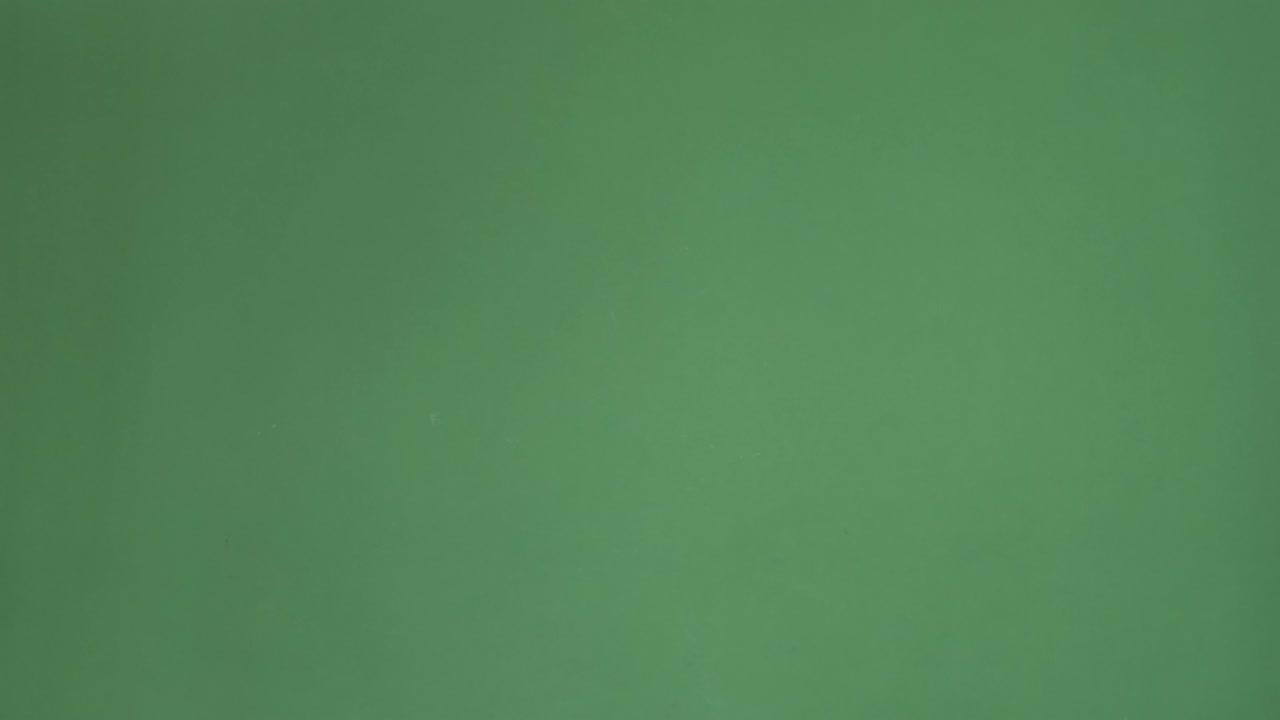 mujer loca dando pulgares hacia arriba gesto sobre fondo verde