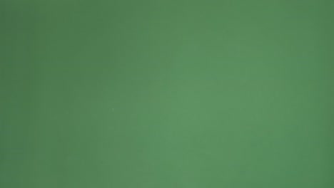 mujer loca dando pulgares hacia arriba gesto sobre fondo verde