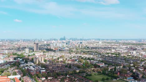 Disparo-De-Dron-Deslizante-Del-Horizonte-De-Londres-En-Un-Día-Soleado-Desde-El-Oeste