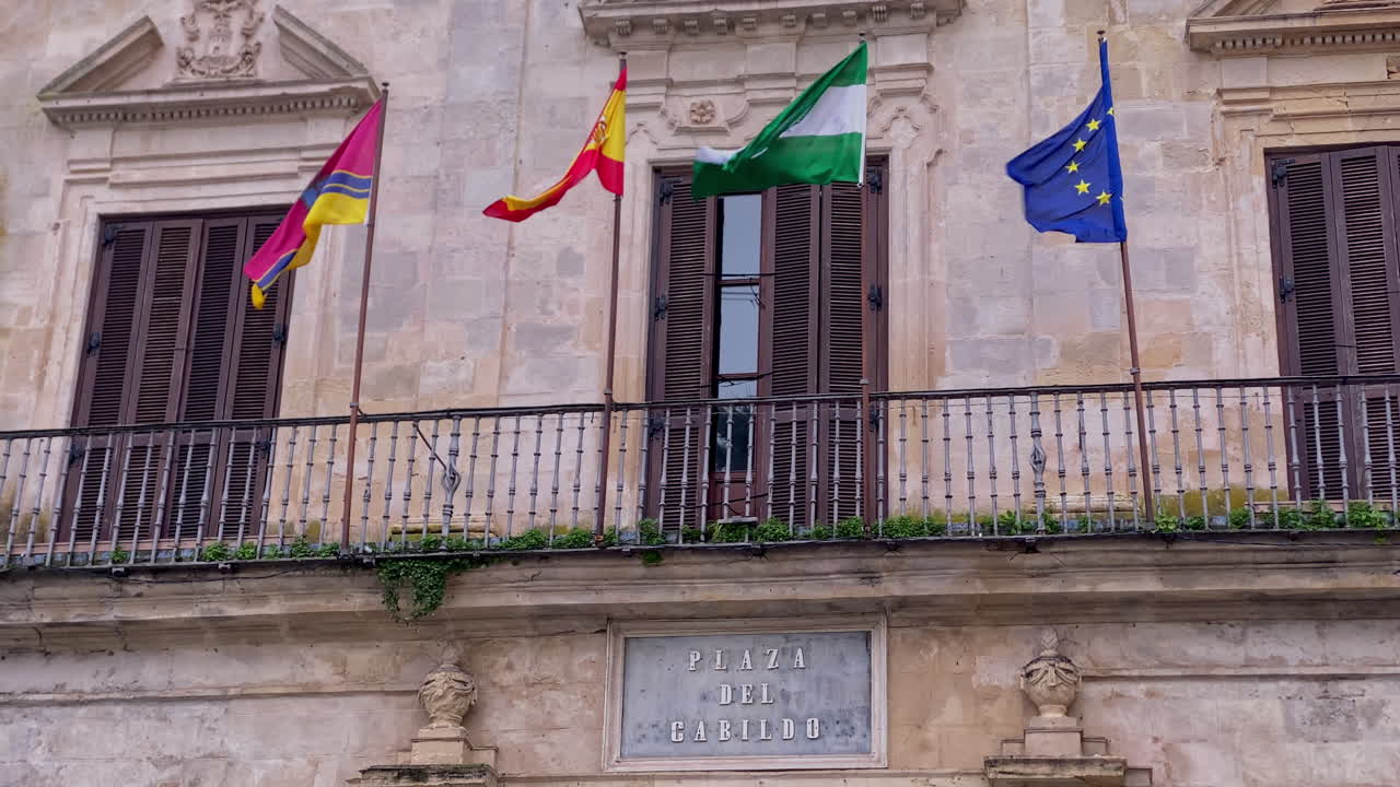 Facciata dell'edificio di Sanlúcar de Barrameda con bandiere della città, Spagna, Andalusia e Unione Europea. Storia e cultura locale