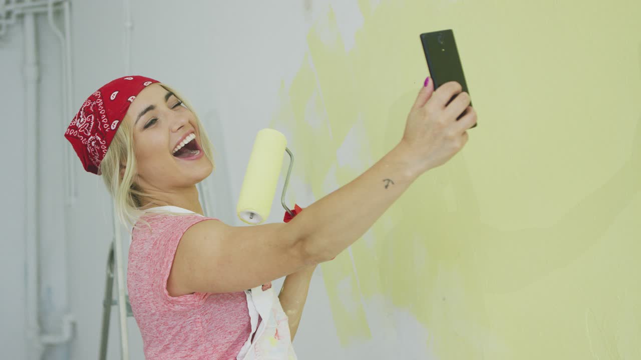pintura pared mujer tomando selfie