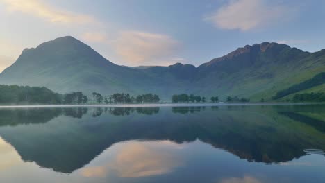 Hermoso-Lago-Buttermere-En-Una-Mañana-Tranquila,-El-Distrito-De-Los-Lagos,-Cumbria,-Inglaterra