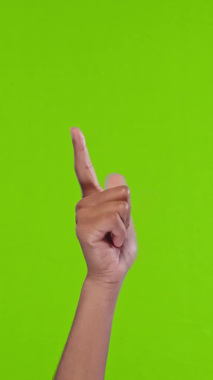 Mano di una donna afroamericana che esegue il gesto dello schiocco delle dita su uno sfondo verde