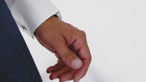 hombre de negocios con camisa blanca con botón de brazalete en una oficina moderna