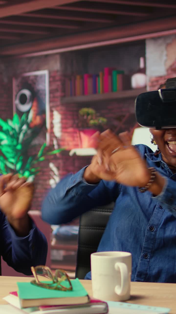 Donna afroamericana entusiasta con visore per la realtà virtuale