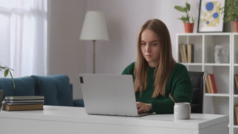 Trabajo-Remoto-De-La-Mujer-Del-Servicio-De-Soporte-Técnico-Está-Consultando-A-Los-Clientes-Mediante-Chat-En-Línea-Enviando-Mensajes-Por-Computadora-Portátil-Trabajando-Desde-Casa