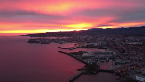 Puesta-De-Sol-épica-Aérea-Sobre-La-Ciudad-De-Gijón-En-El-Norte-De-España-Cielo-Nublado-Colorido,-Destino-De-Viaje-De-Europa