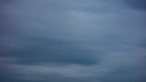 Tiro-De-Lapso-De-Tiempo-De-Nubes-Oscuras-Que-Pasan-Por-Alto-Durante-La-Noche