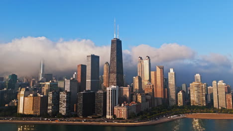 Luftaufnahme-Umkreisende-Wolkenkratzer-Am-Seeufer-In-Streeterville,-Sonnenaufgang-In-Chicago