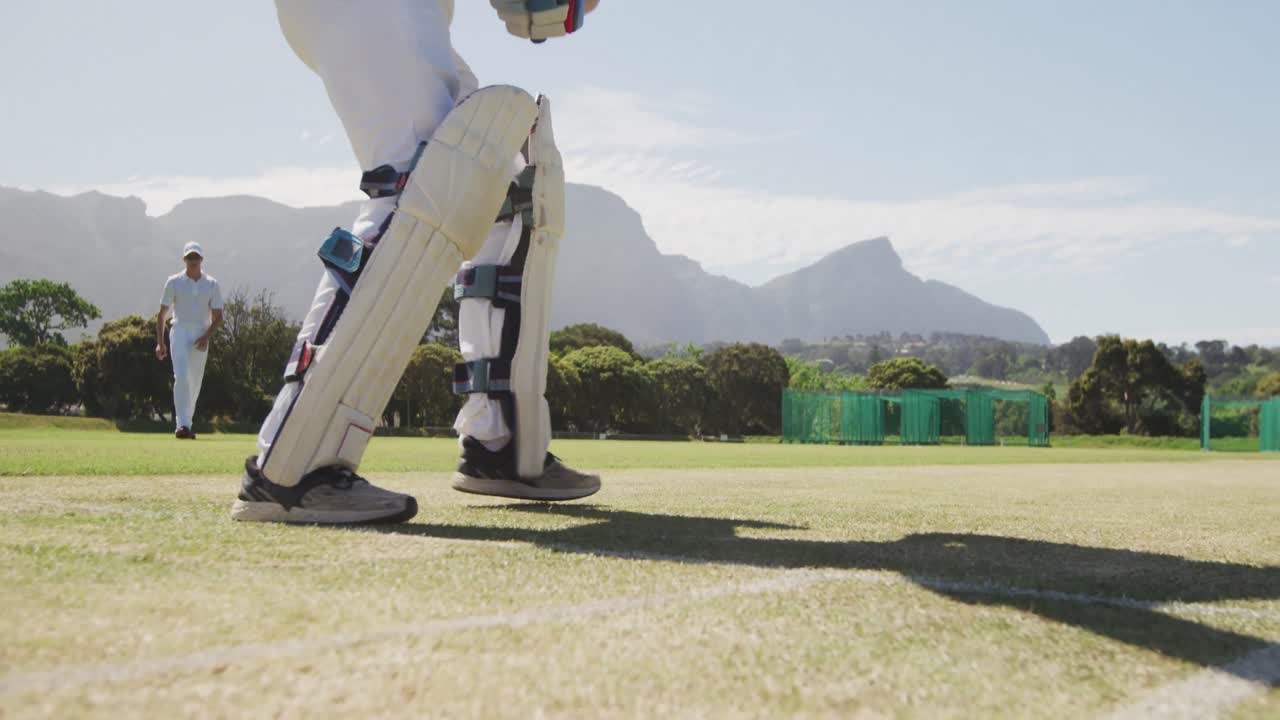 크리켓 선수 가 공 에서 공 을 멈추고 있다