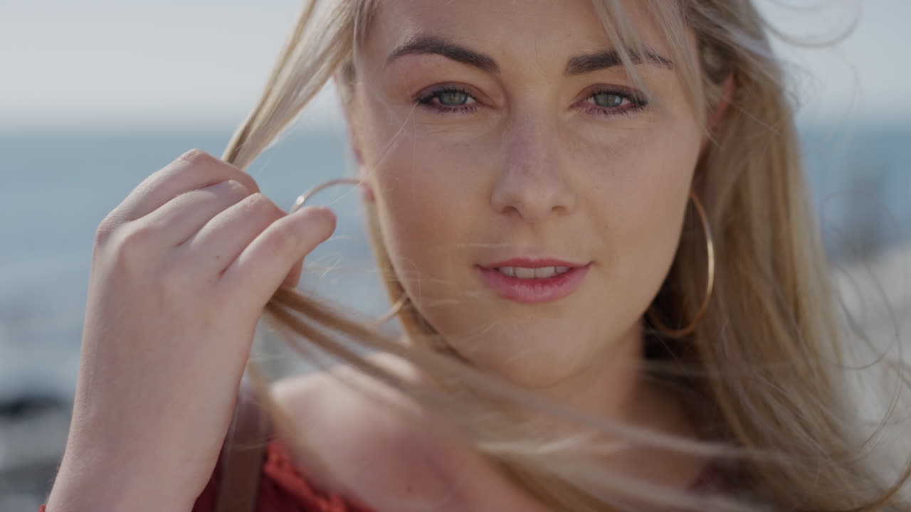 가까운 초상화 아름다운 젊은 금발 여성 심각한 생각 여성 태양 바다 바 ⁇ 가 바람에 머리카락 느린 동작