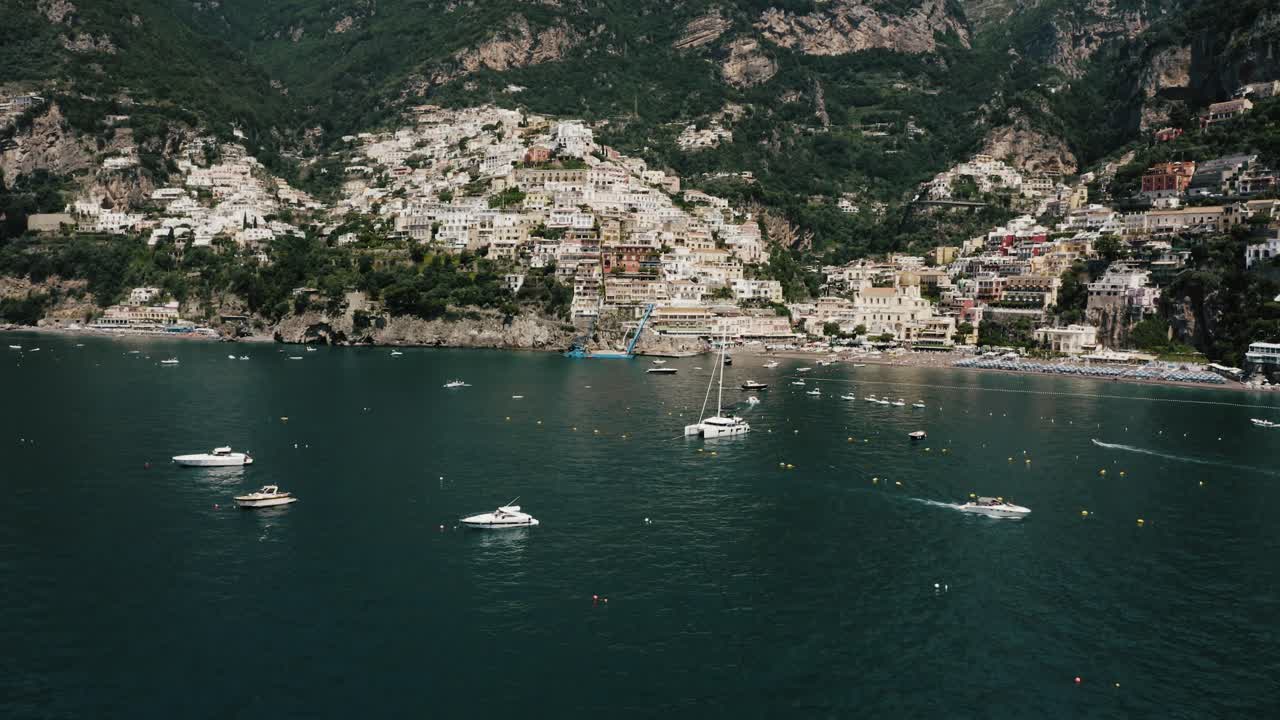 fotografía de drones de barcos frente a la costa de positano, italia
