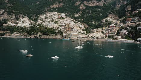 Drone-shot-of-boats-off-the-coast-of-Positano,-Italy