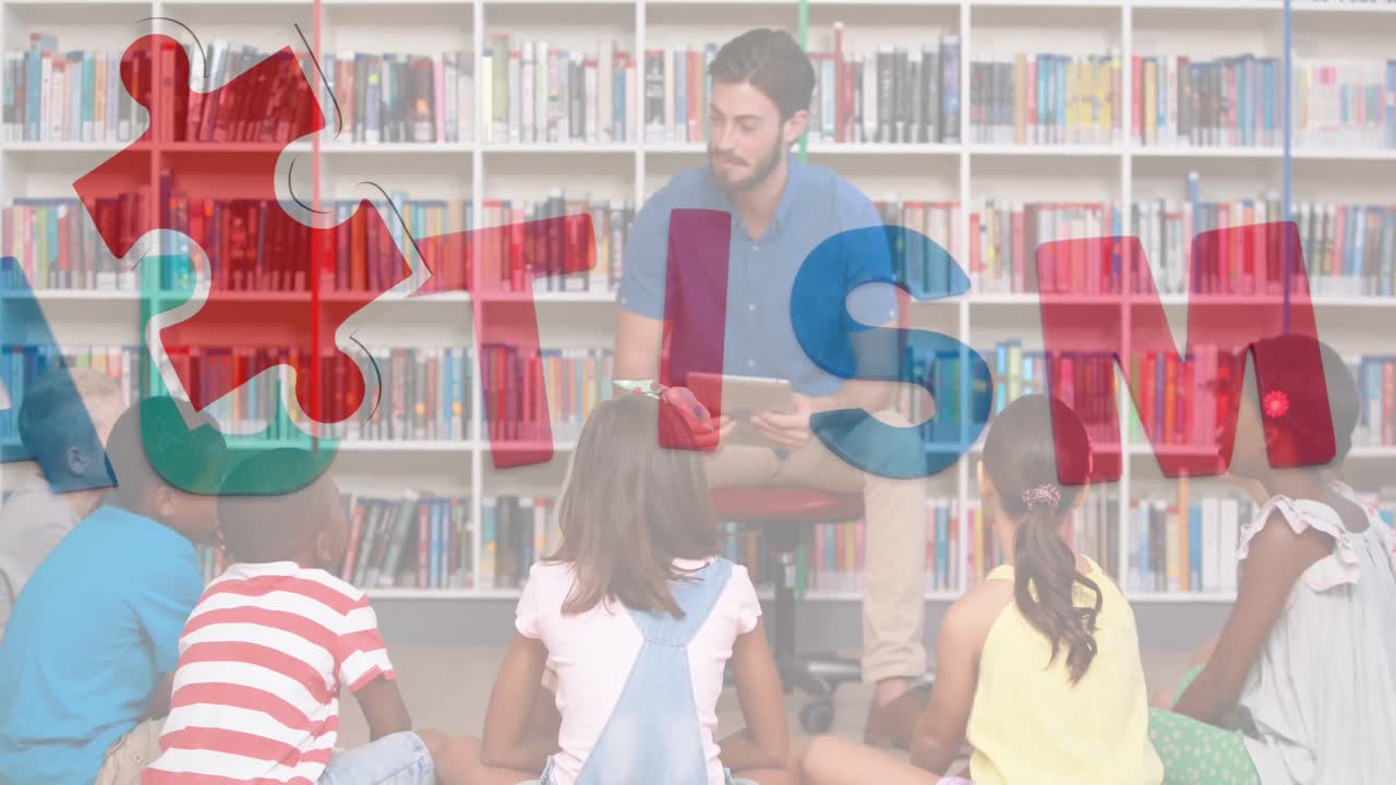 animación de rompecabezas que caen sobre texto de autismo y maestro masculino con niños de escuela
