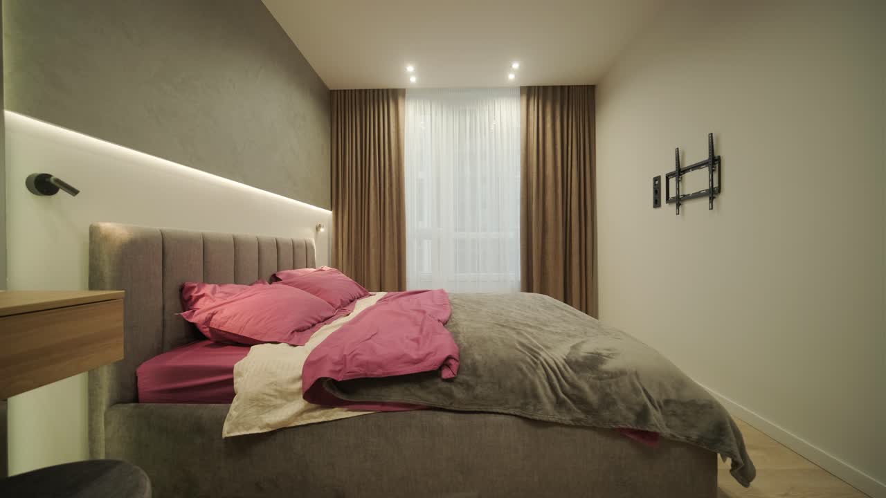 단순한 장식, 중립적인 톤 및 깨한 선을 특징으로하는 미니멀한 아파트 인테리어는 기능성을 강조하여 조용하고 조직적인 주거 공간을 만니다.