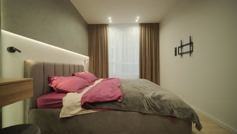 interior de apartamento minimalista moderno con decoración simple, tonos neutrales y líneas limpias. el diseño hace hincapié en la funcionalidad, creando un espacio de vida sereno y organizado.