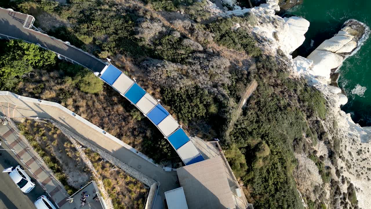 hermoso video panorámico en 4k de rosh hanikra, el punto más septentrional que separa la frontera entre israel y líbano
