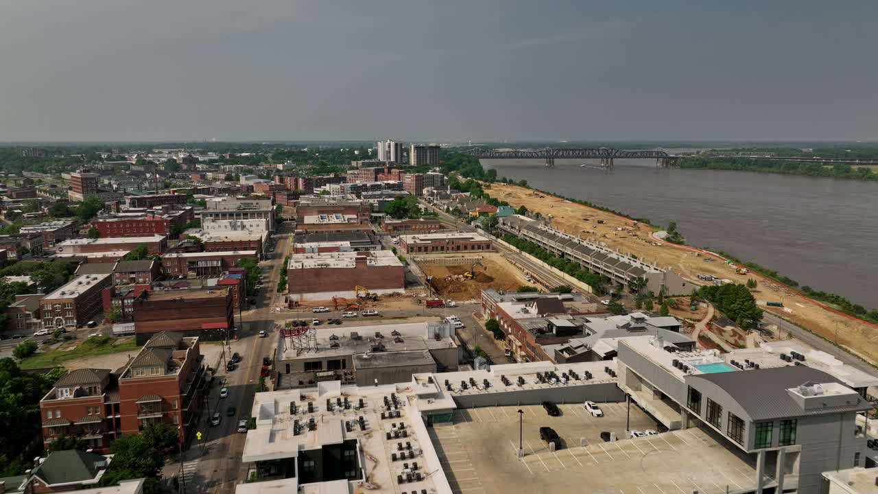memphis tennessee antena v37 que establece un paso elevado bajo en el centro de la ciudad capturando el paisaje urbano frente al mar y el parque tom lee en construcción con vistas al puente harahan - filmado con cine mavic 3 - mayo de 2022