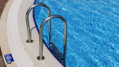 agarrar barras escalera en la piscina