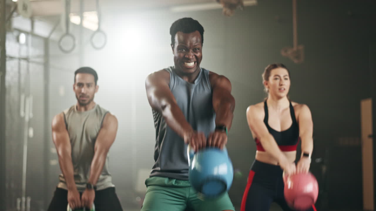 gente, fitness y levantamiento de pesas con kettlebell