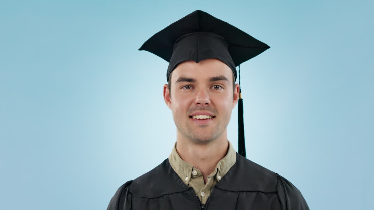 graduación, hombre y signo de paz en el estudio