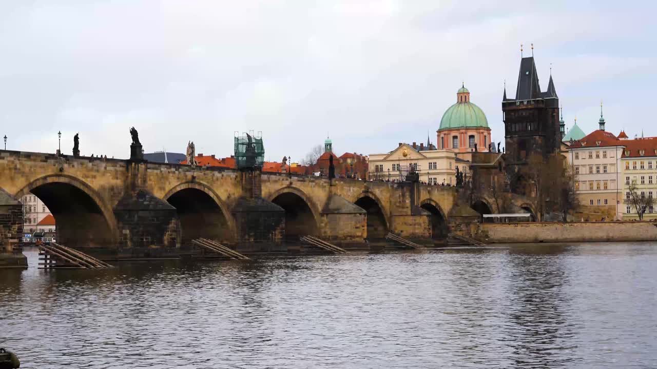 puente carlos sobre el río vltava y la torre del puente de la ciudad vieja en praga, república checa