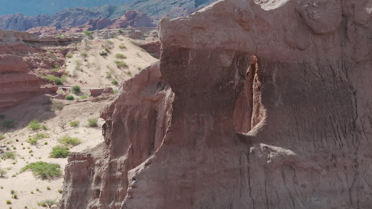 las formaciones rocosas de las ventanas en la quebrada de las conchas, cafayate, vista aérea