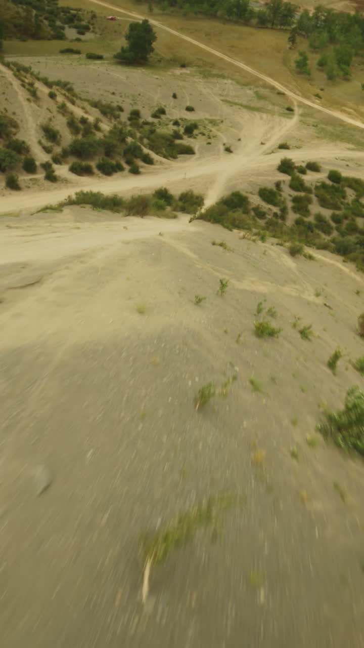 pistas de motocross de tierra y furgoneta en el valle montañoso drone fpv. senderos polvorientos con marcas de color esperan para las carreras de motocicletas en el día de verano. paisaje de las tierras altas