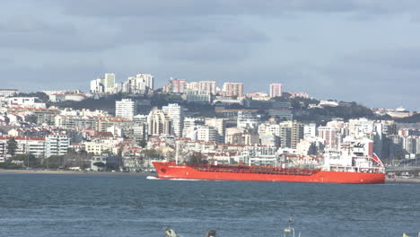 barco de carga navegando en el río que va al océano atlántico