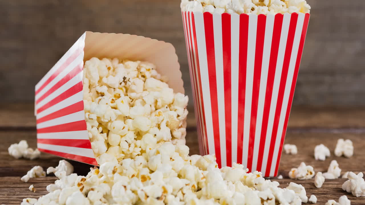 Animation de boîtes de pop-corn sur un mur en bois