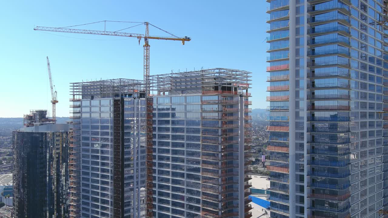 lofts de gran altura en construcción en el centro de los ángeles | toma aérea ascendente | día soleado