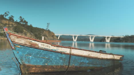 carvel de madera tradicional construido bote de remos en ruinas varado en la orilla