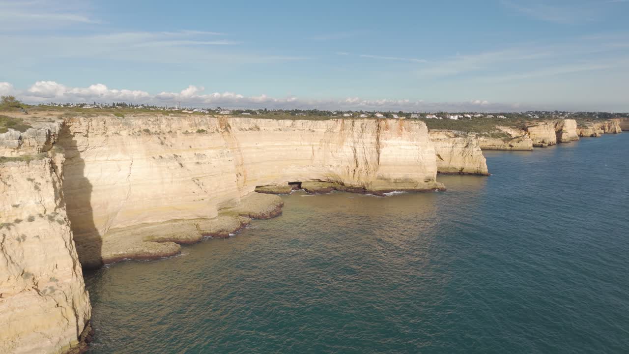 Vista aerea delle maestose scogliere calcaree e dell'oceano in Algarve, Portogallo