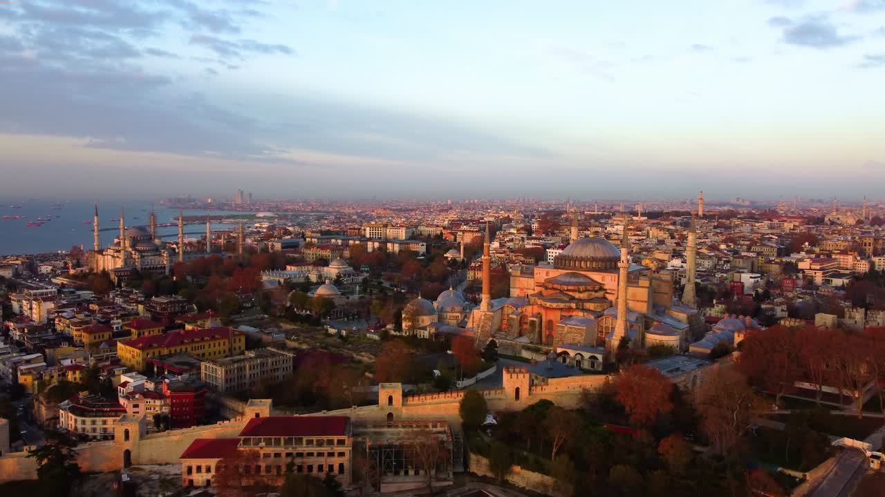 la ciudad más grande de turquía al amanecer. vista aérea de la mezquita de hagia sophia y vista de estambul durante el día